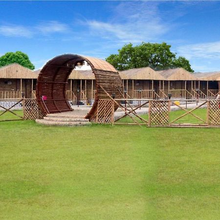 Gopika Resort Vrindāvan Esterno foto
