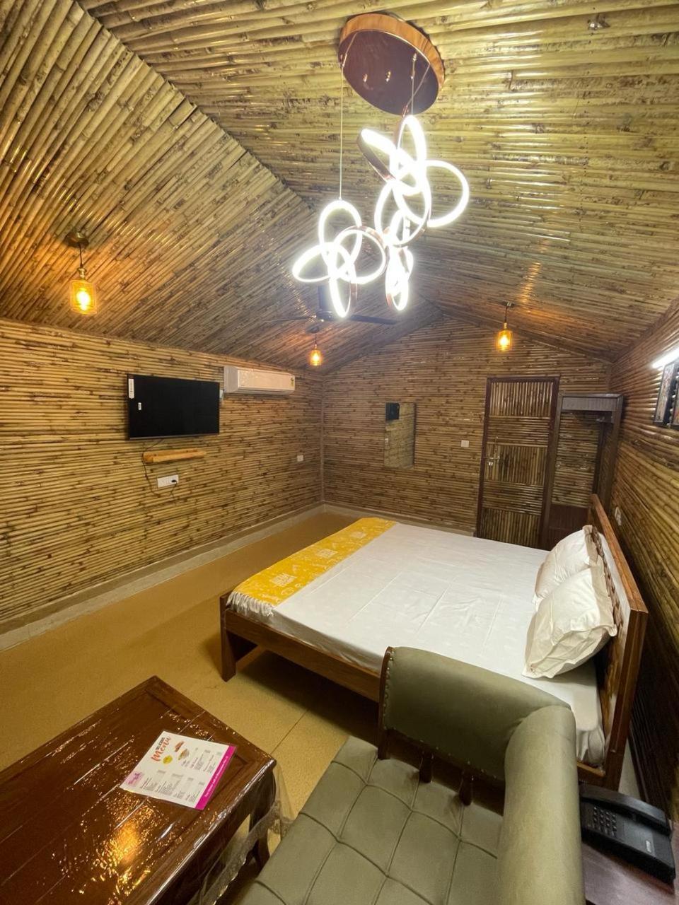 Gopika Resort Vrindāvan Esterno foto