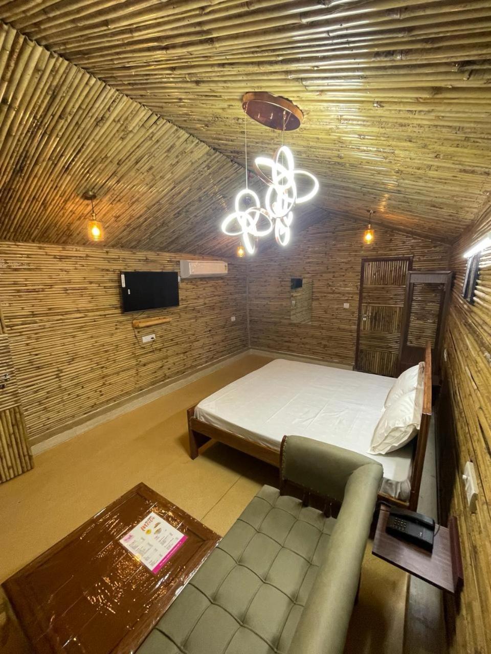 Gopika Resort Vrindāvan Esterno foto