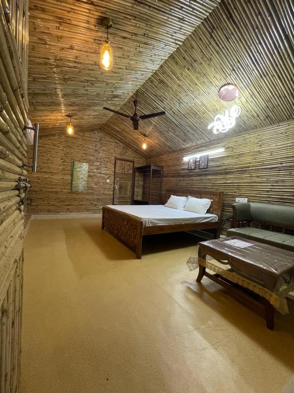 Gopika Resort Vrindāvan Esterno foto