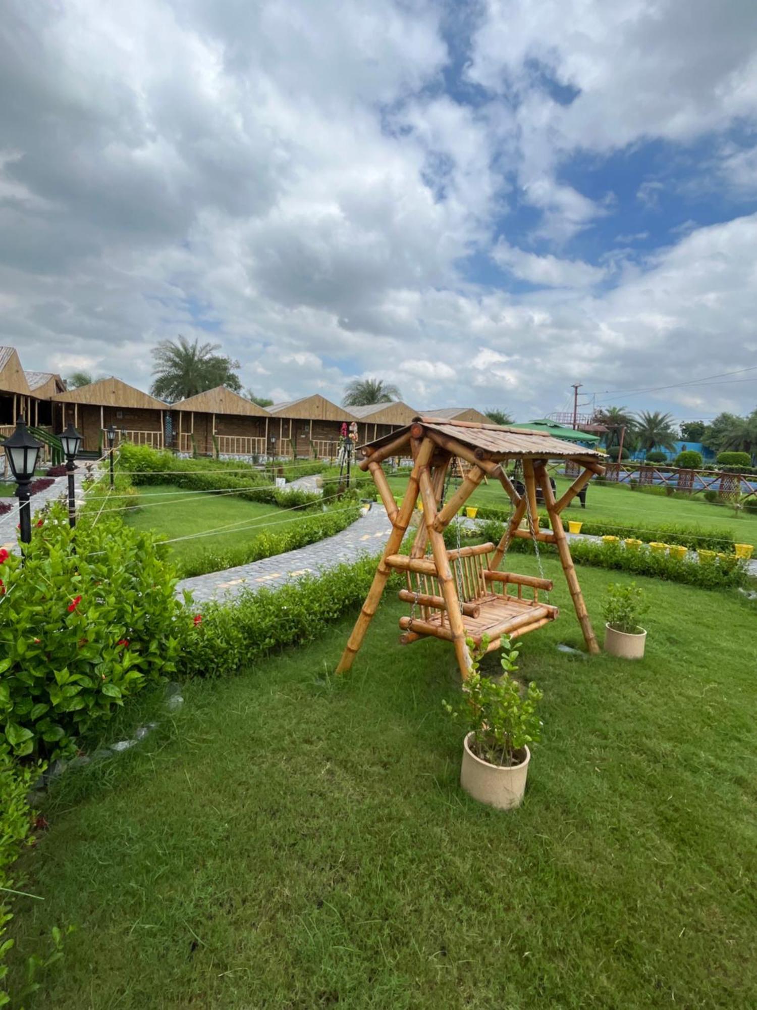 Gopika Resort Vrindāvan Esterno foto