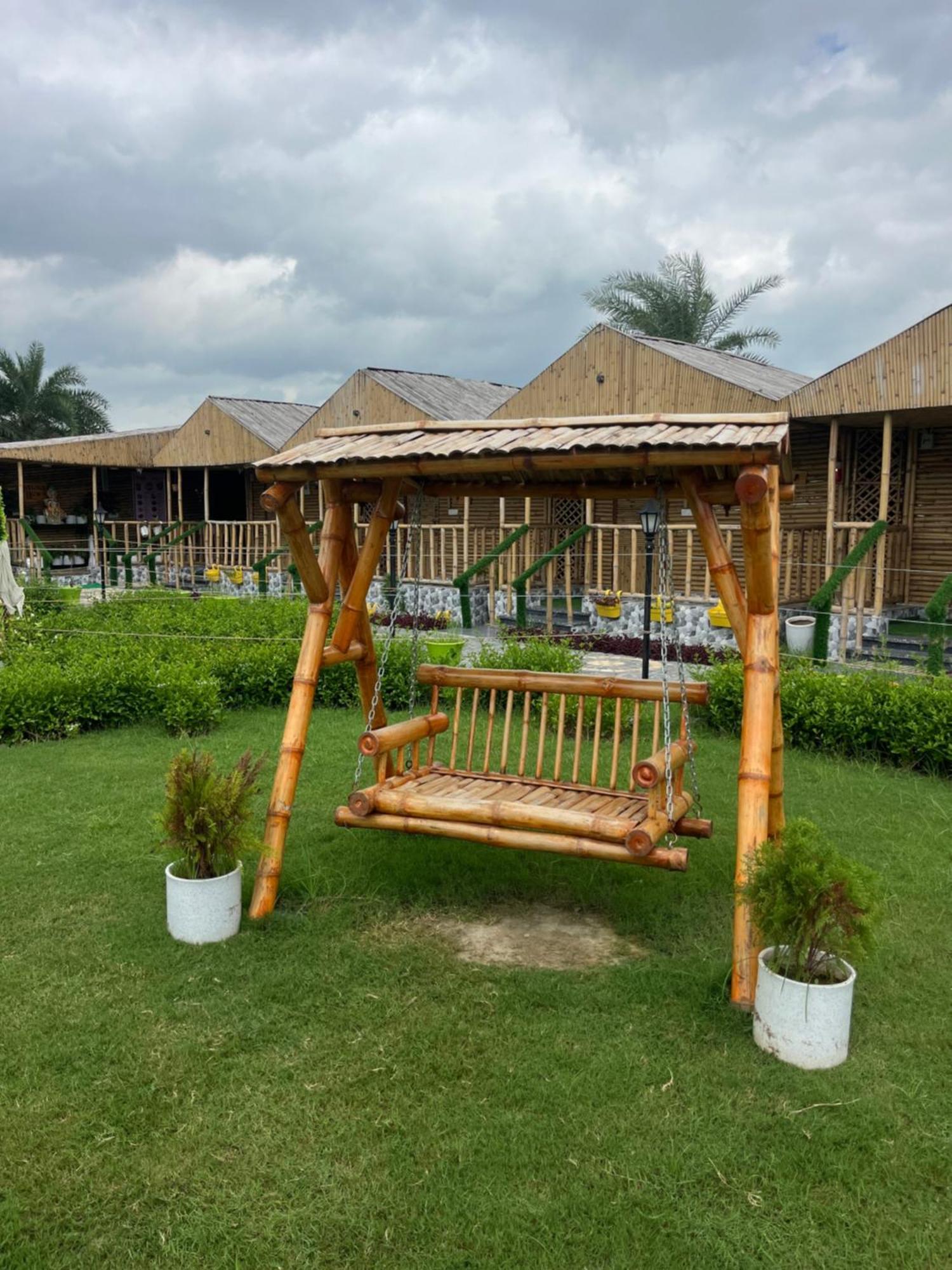 Gopika Resort Vrindāvan Esterno foto