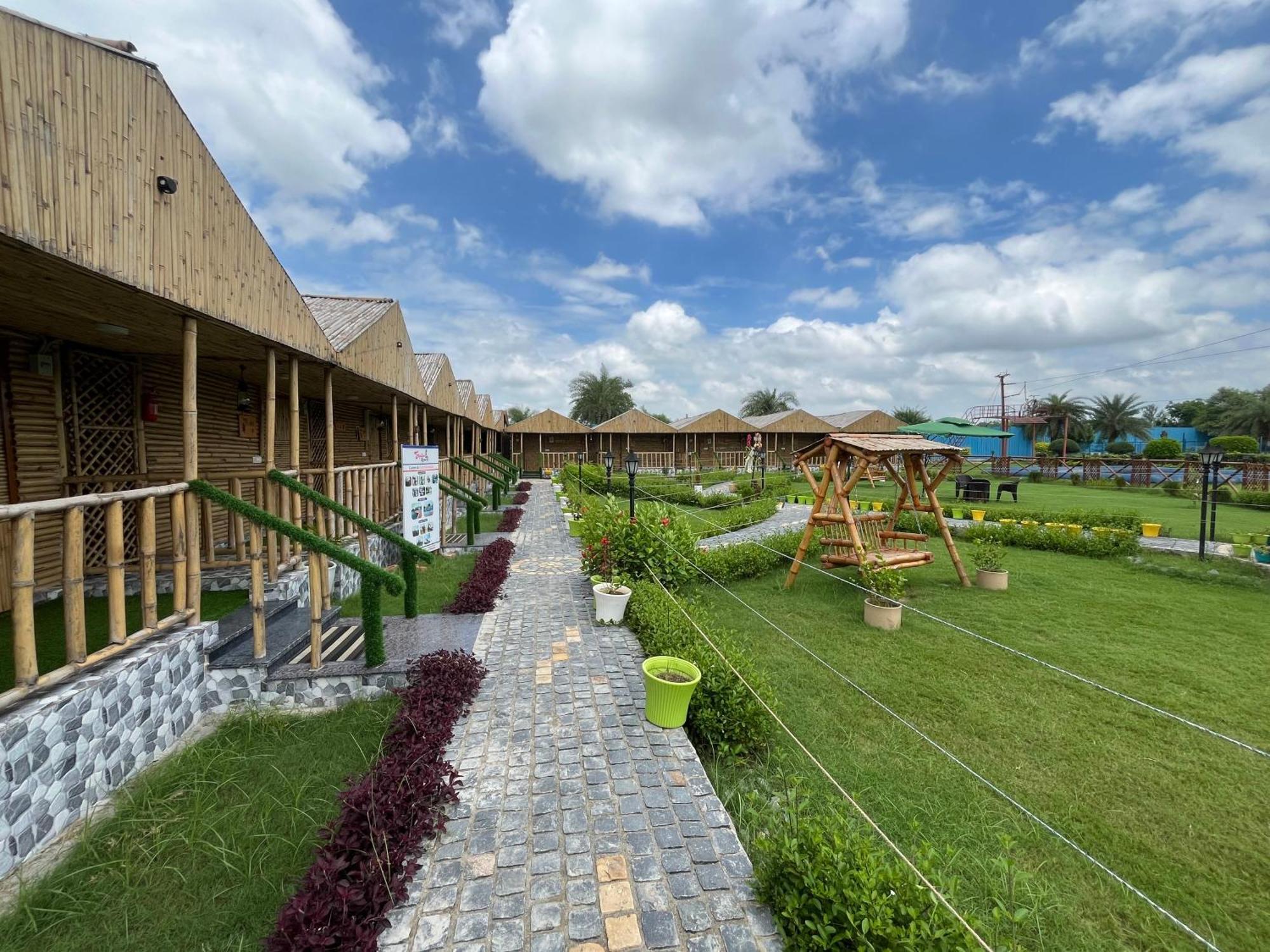Gopika Resort Vrindāvan Esterno foto
