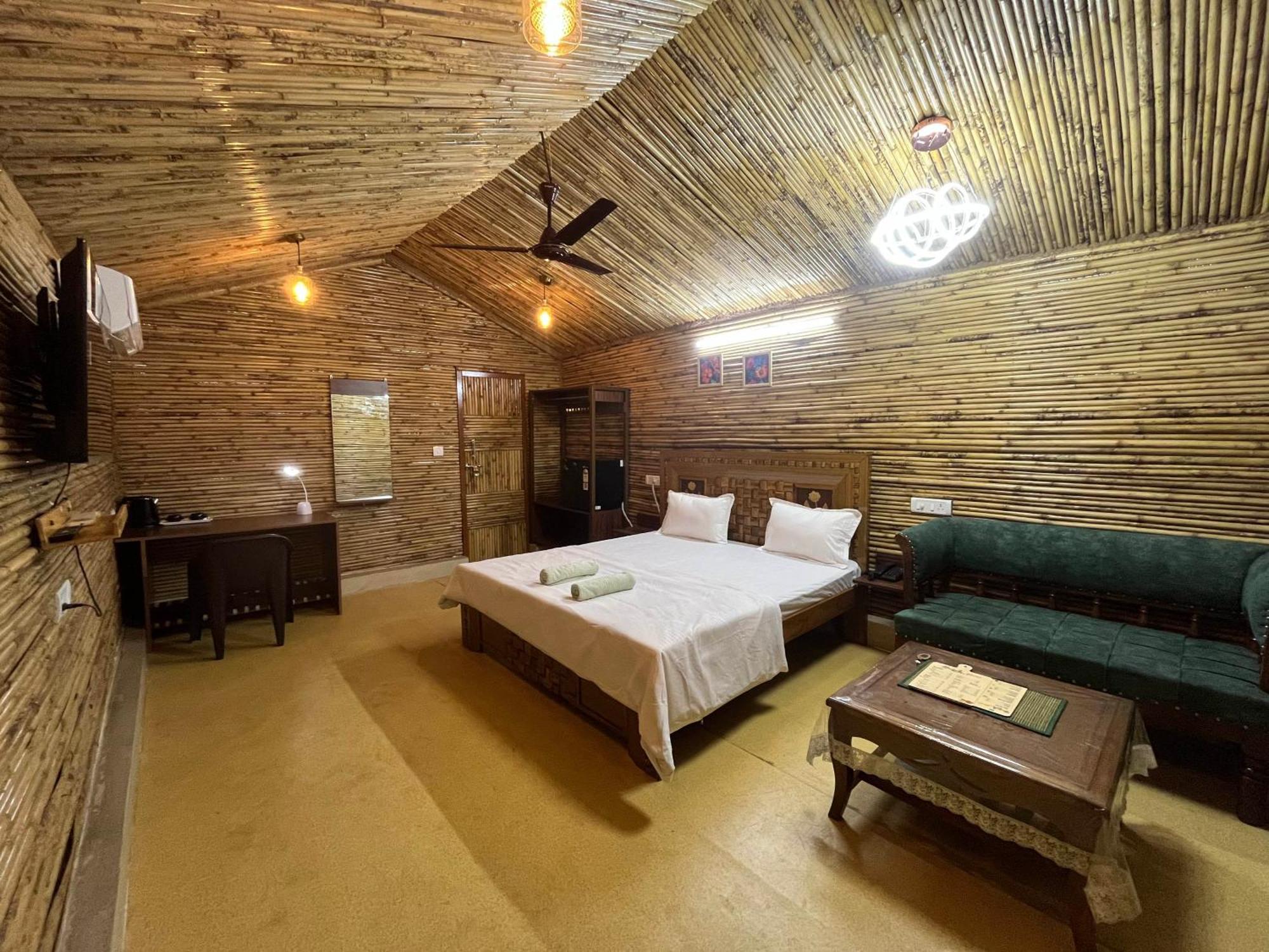 Gopika Resort Vrindāvan Esterno foto