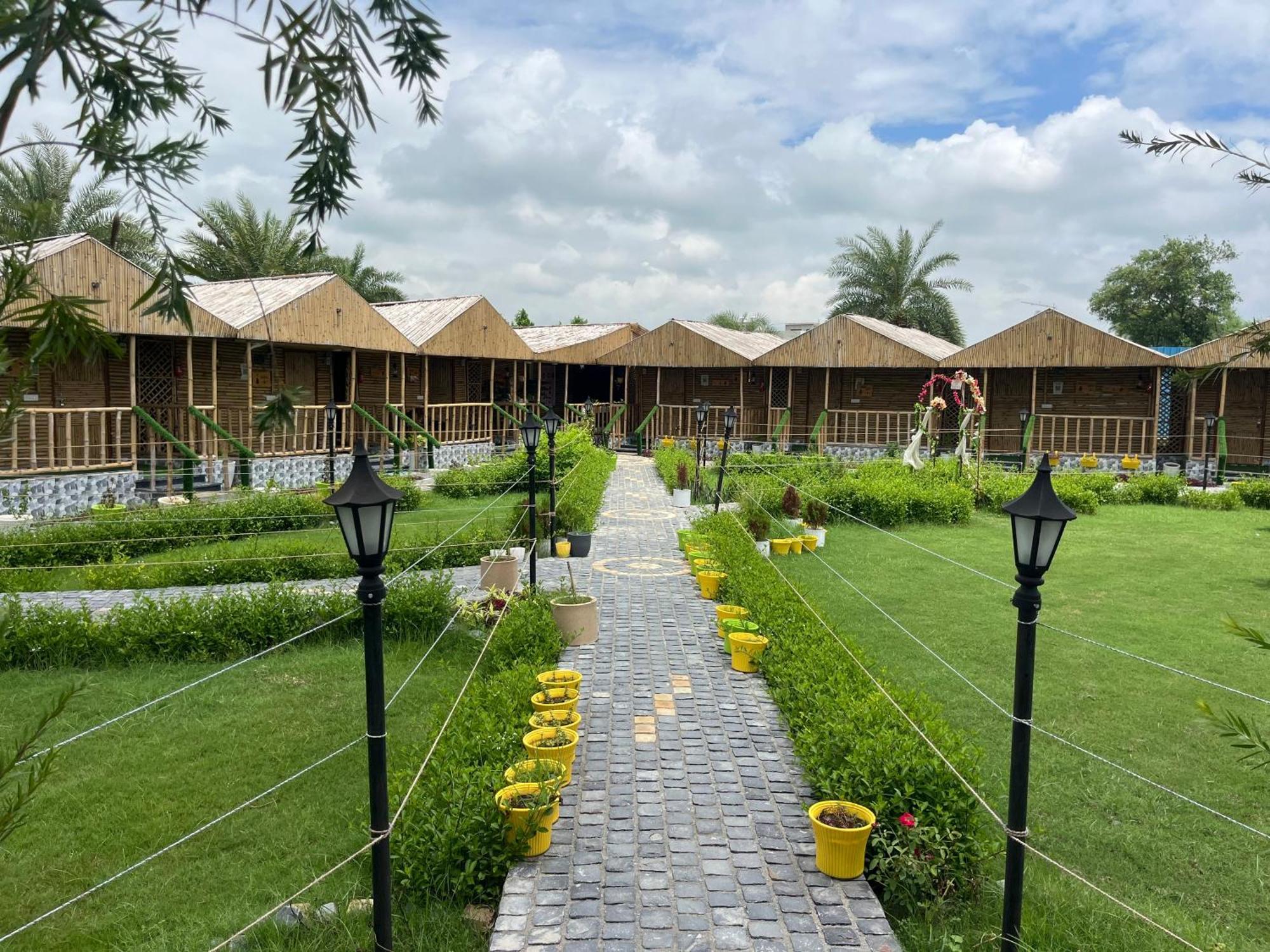 Gopika Resort Vrindāvan Esterno foto
